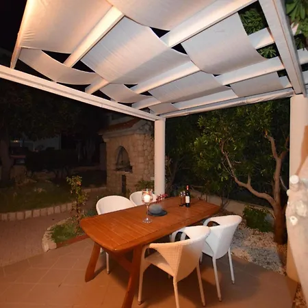 Apartment Spacious With Terrace 200 M Distant From The Pag Town