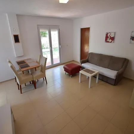 Apartment Spacious With Terrace 200 M Distant From The