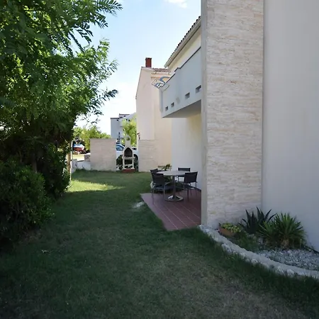Spacious With Terrace 200 M Distant From The Apartamento Pag Town